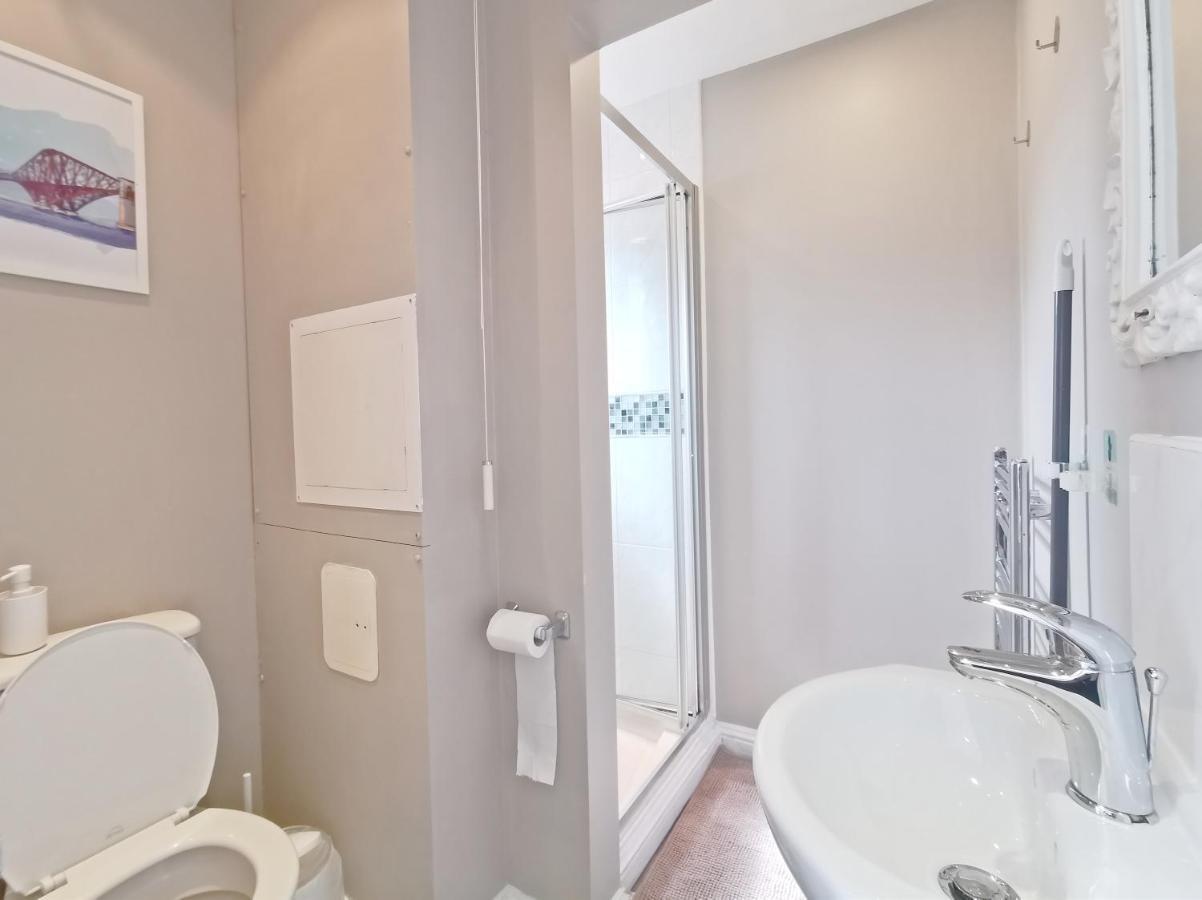 Modern And Spacious Double&King Bedrooms Both With Private Bathrooms 爱丁堡 外观 照片